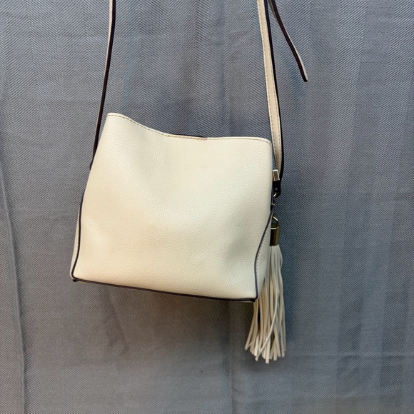Aldo Crossbody cream colored w/ gold accent adjustable strap snap/zipper closure - Picture 4 of 15